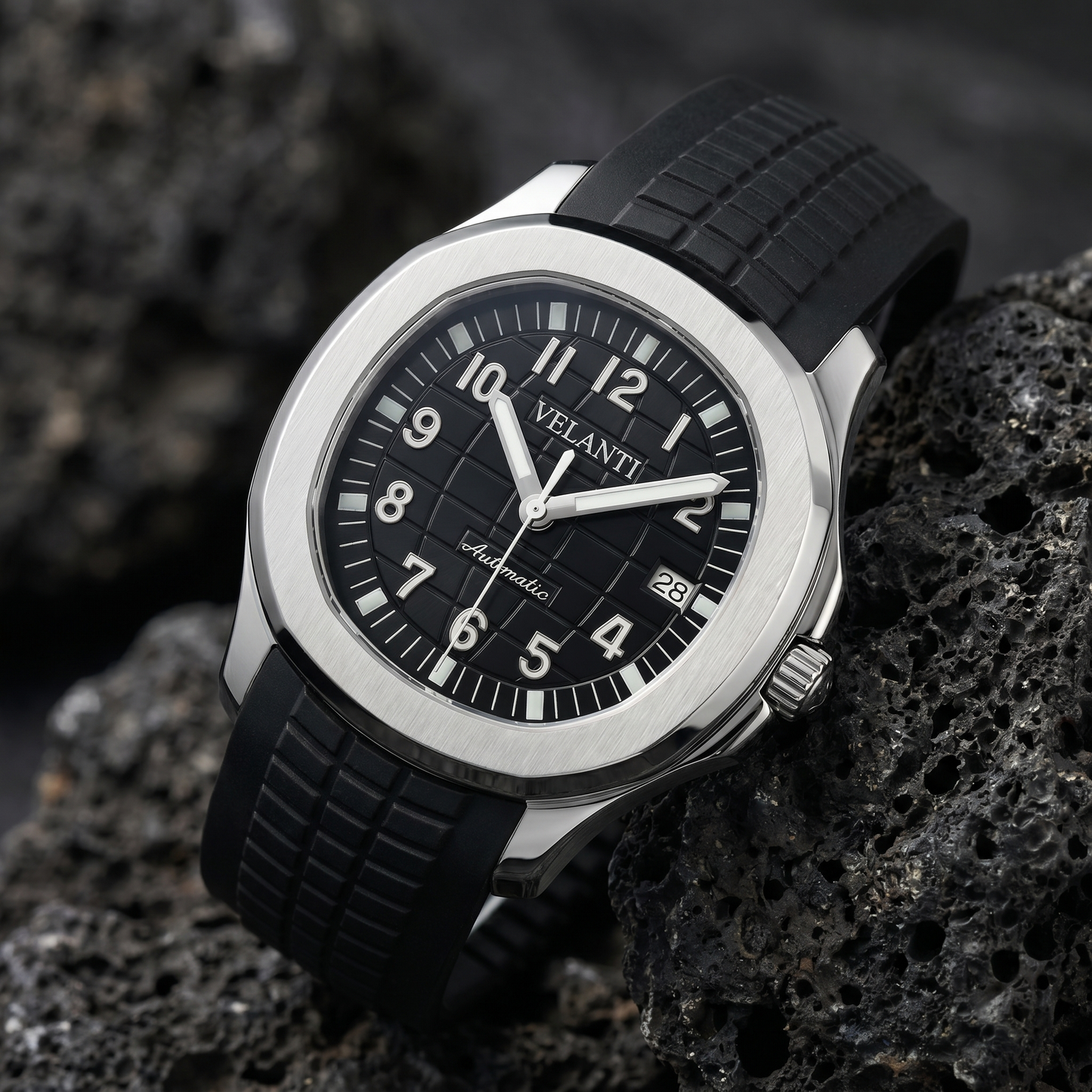 Aquanaut-style custom automatic watch, Velanti Milano Velnaut Black, bracelet detail photo
