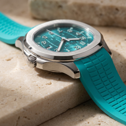 Aquanaut-style custom automatic watch, Velanti Milano Velnaut Tiffany Metallic Blue, bracelet detail photo